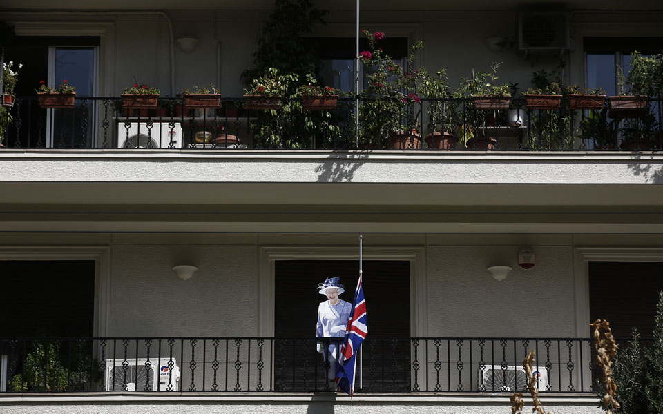 Ομοίωμα της Ελισάβετ «χαιρετά» τους περαστικούς από μπαλκόνι της Αθήνας-3