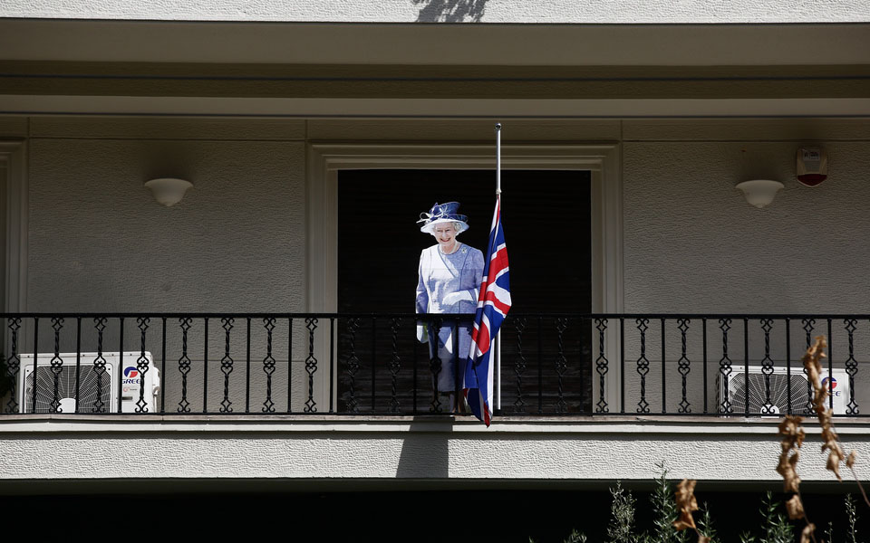 ομοίωμα-της-ελισάβετ-χαιρετά-τους-π-562049542