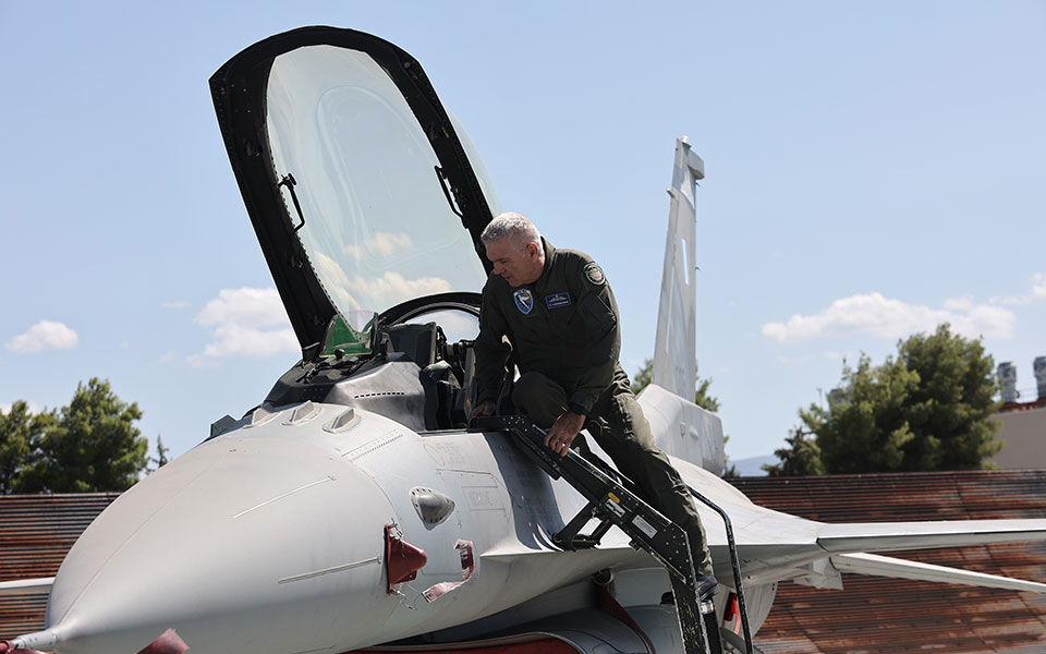 Εντάχθηκαν στην Πολεμική Αεροπορία τα πρώτα F-16 Viper (εικόνες)-1