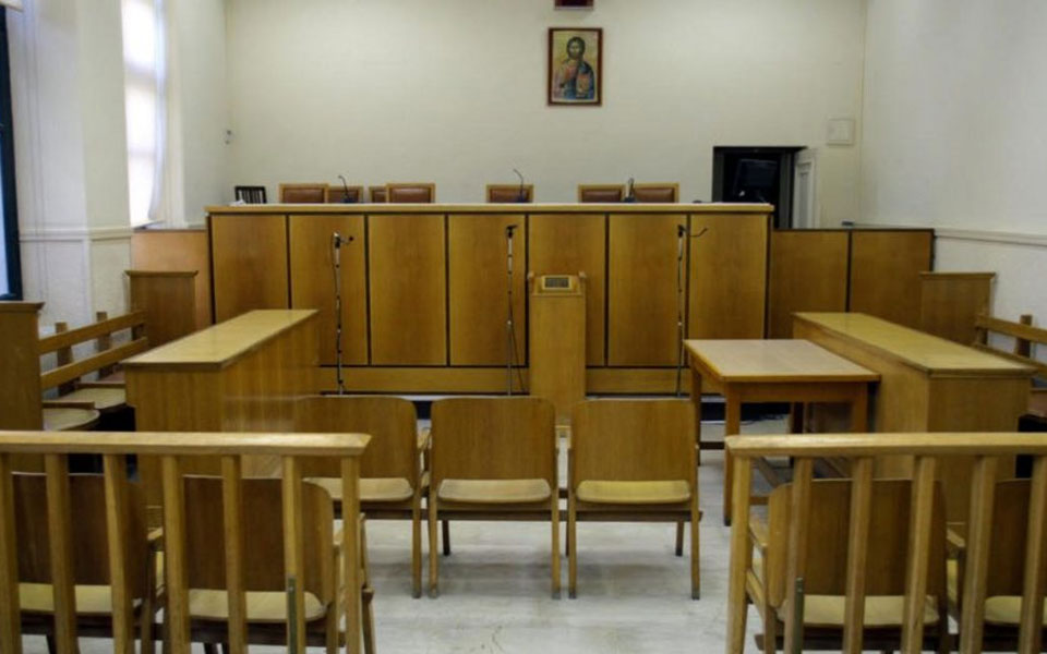 με-κάρφωσε-στον-λαιμό-και-άρχισε-να-τρ-562058653