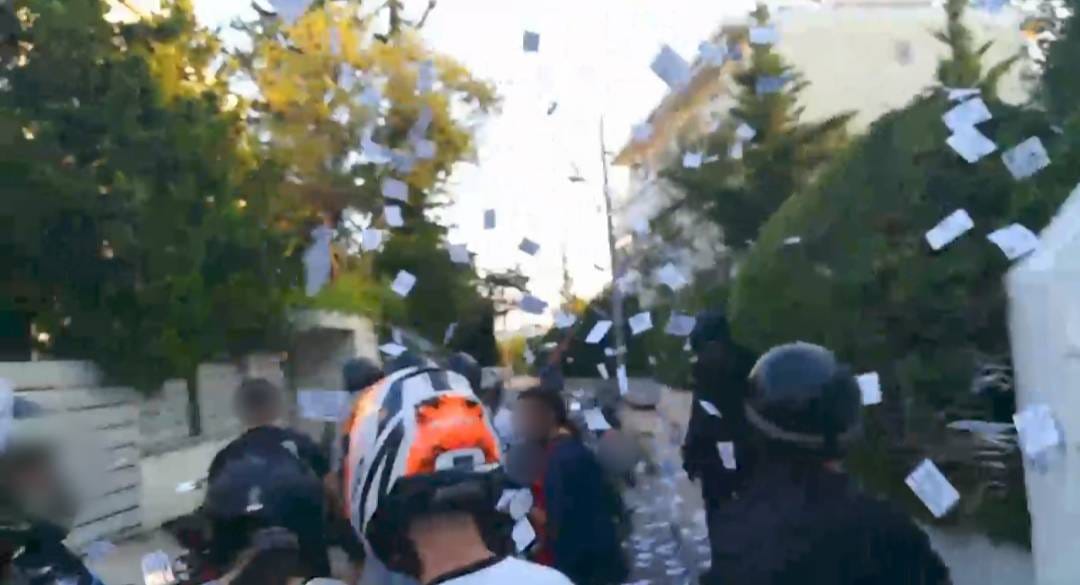 Μέλη του Ρουβίκωνα πέταξαν τρικάκια έξω από το σπίτι του Κωστή Χατζηδάκη-1