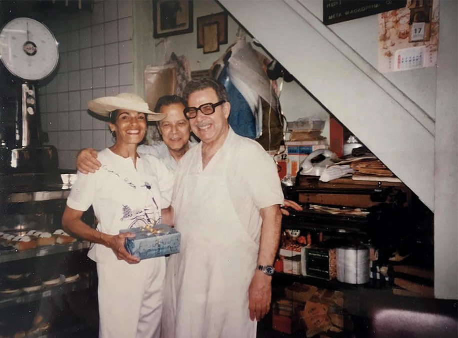 Η οικογένεια Κτιστάκη στην Ομόνοια τηγανίζει τους πιο νόστιμους λουκουμάδες-3