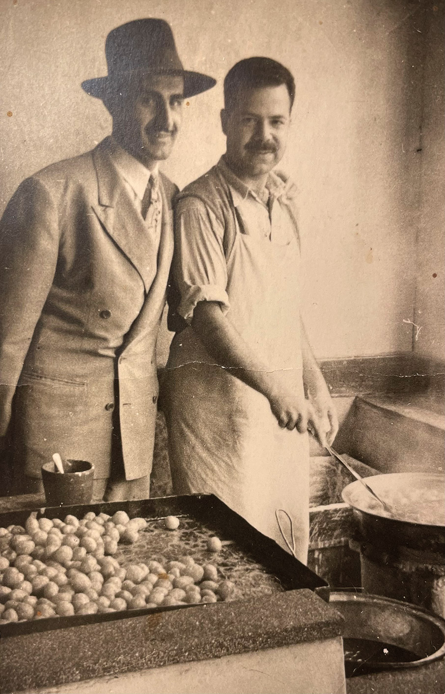 Η οικογένεια Κτιστάκη στην Ομόνοια τηγανίζει τους πιο νόστιμους λουκουμάδες-4