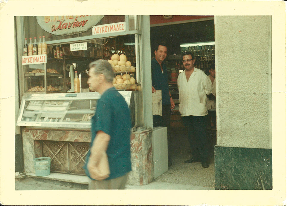 Η οικογένεια Κτιστάκη στην Ομόνοια τηγανίζει τους πιο νόστιμους λουκουμάδες-1