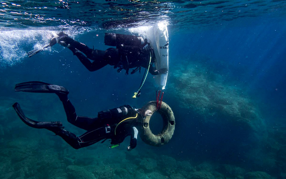 με-τη-βοήθεια-της-ford-καθαρίστηκε-ο-βυθός-562091563