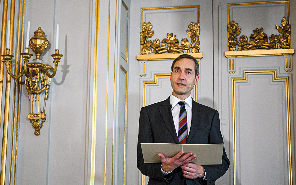 ποιος-αξίζει-τελικά-ένα-νόμπελ-562099225