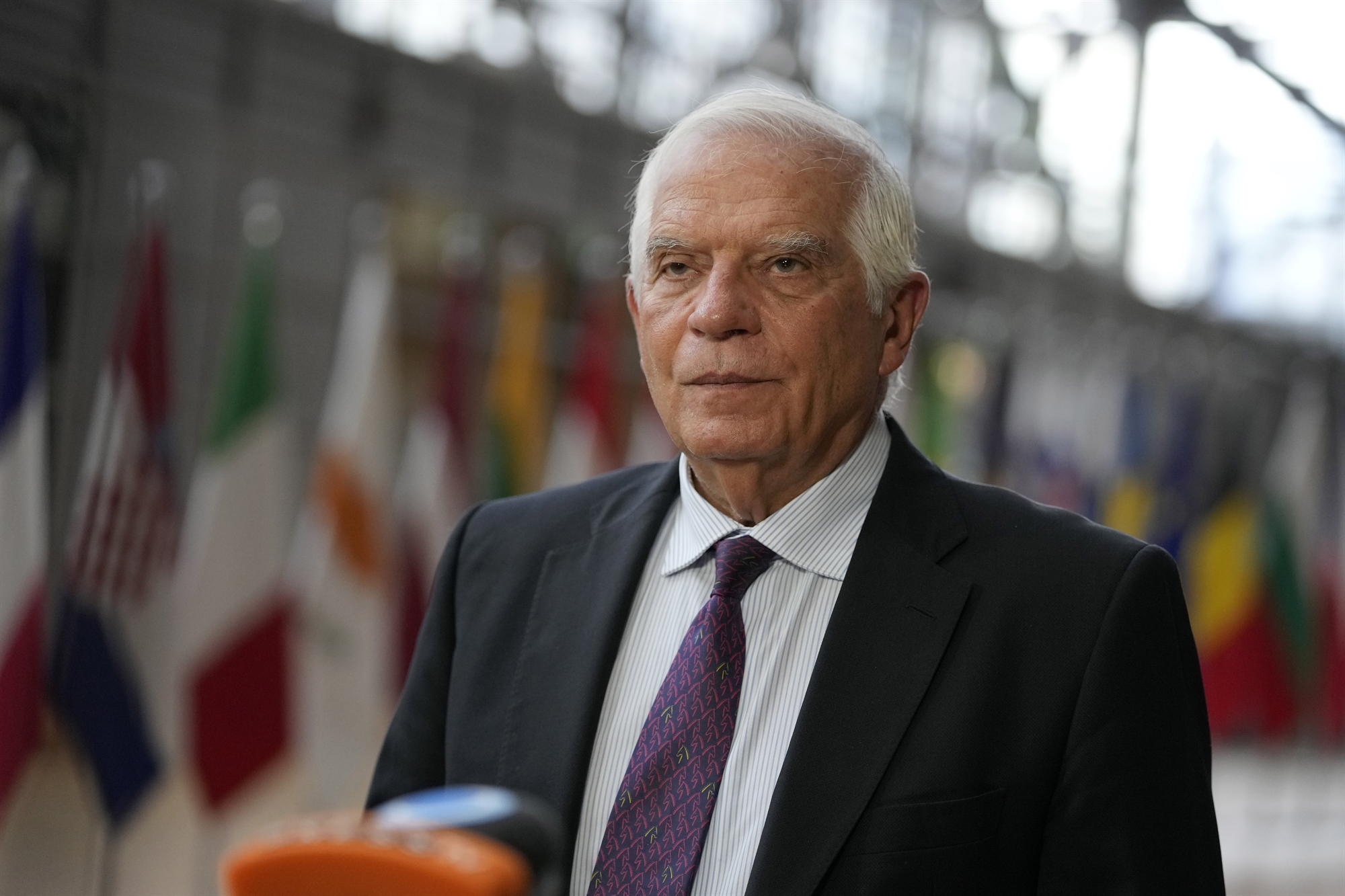 μαστιγώνει-τους-διπλωμάτες-του-ο-ζο-562089100