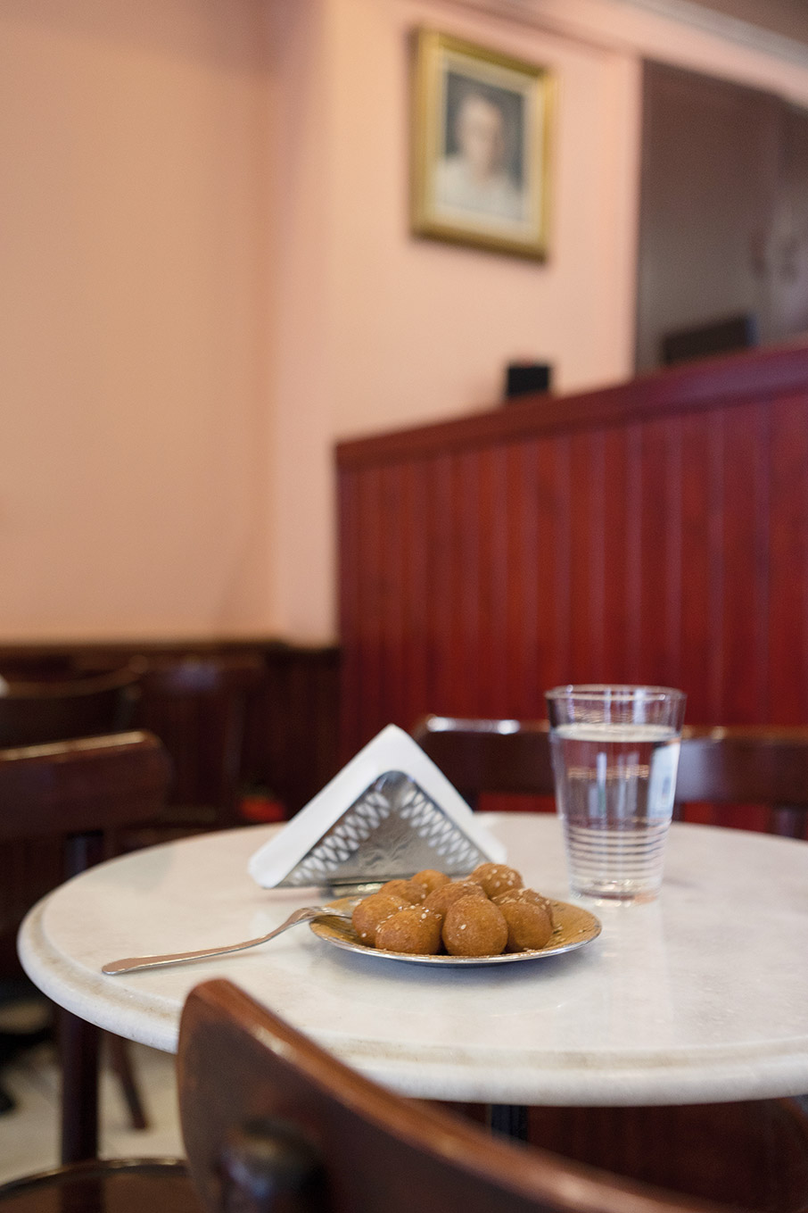 Η οικογένεια Κτιστάκη στην Ομόνοια τηγανίζει τους πιο νόστιμους λουκουμάδες-5