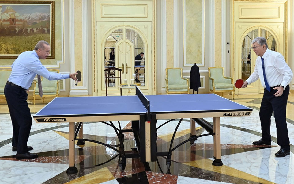 Ερντογάν: Έπαιξε πινγκ-πονγκ με τον πρόεδρο του Καζακστάν (εικόνες, βίντεο)-2