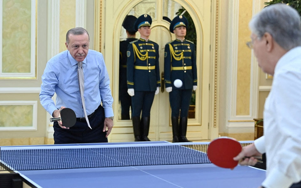Ερντογάν: Έπαιξε πινγκ-πονγκ με τον πρόεδρο του Καζακστάν (εικόνες, βίντεο)-1