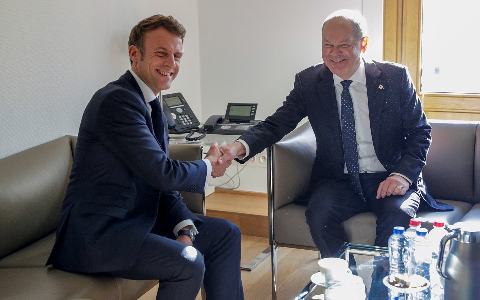 ρίχνουν-τους-τόνους-μακρόν-και-σολτς-562102123