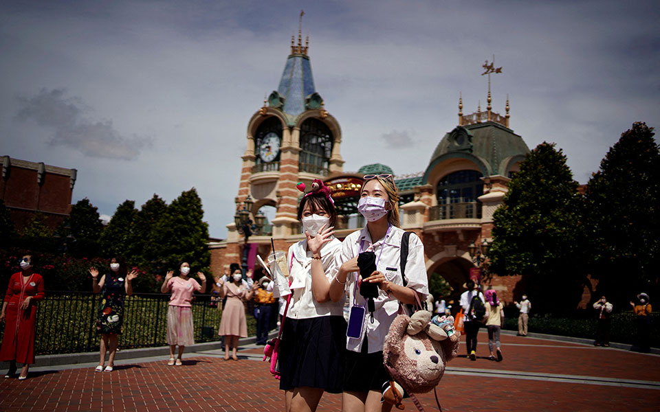 κορωνοϊός-έκλεισε-το-πάρκο-της-disney-στη-σα-562115761