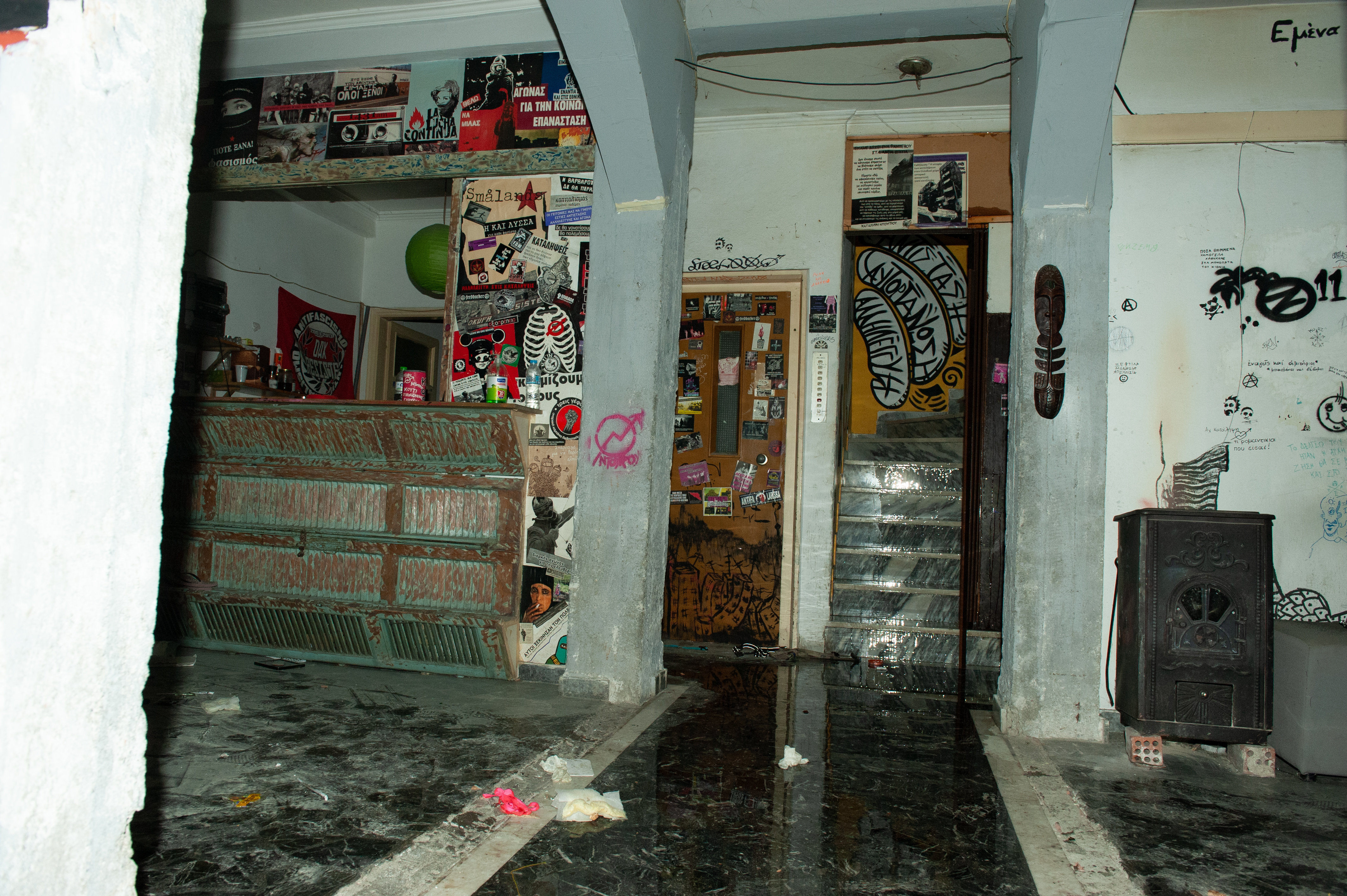 Λάρισα: Εκκενώθηκε κατάληψη μετά από 7 χρόνια – 8 συλλήψεις, δύο τραυματίες αστυνομικοί (εικόνες)-2