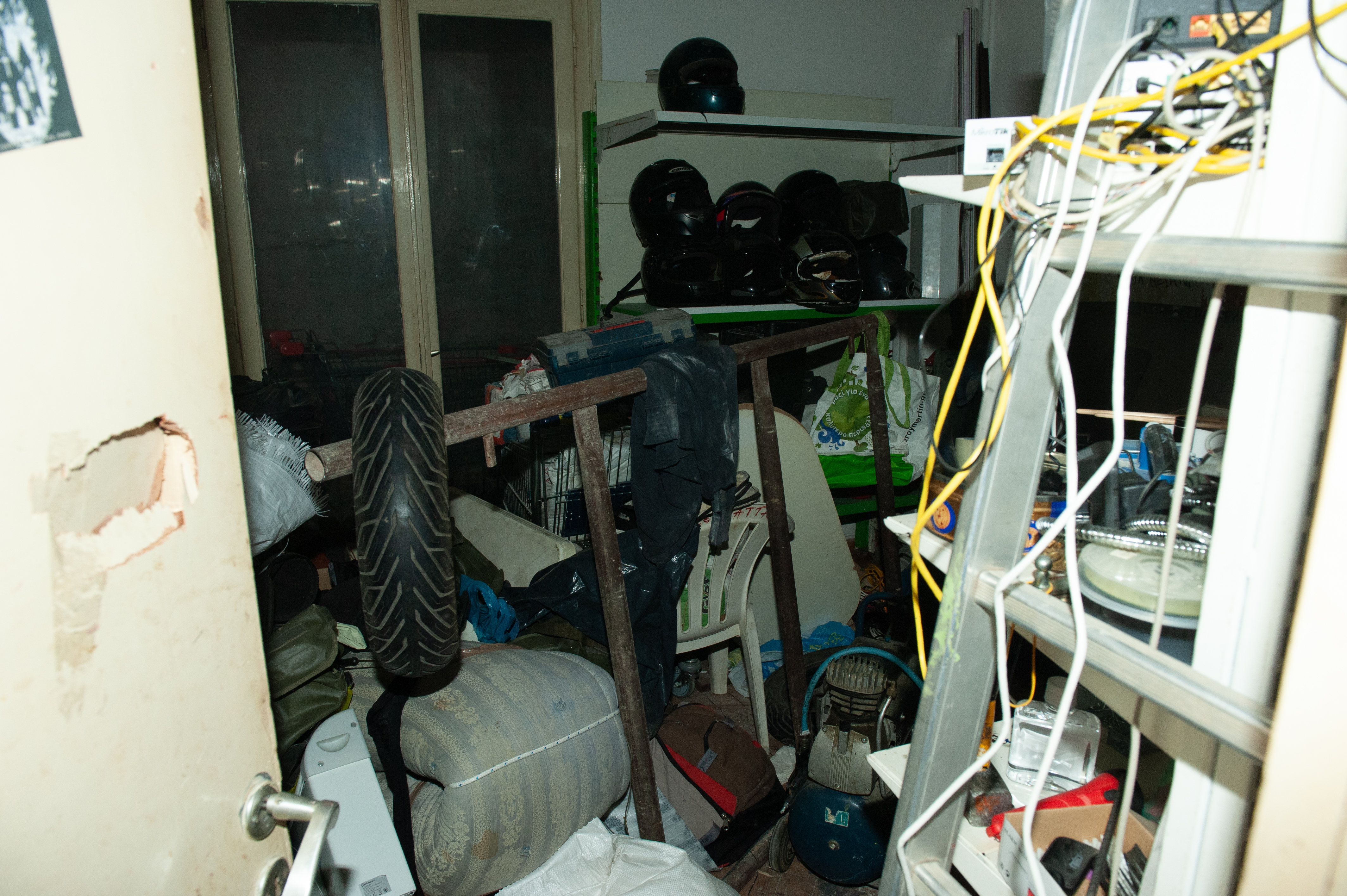 Λάρισα: Εκκενώθηκε κατάληψη μετά από 7 χρόνια – 8 συλλήψεις, δύο τραυματίες αστυνομικοί (εικόνες)-1