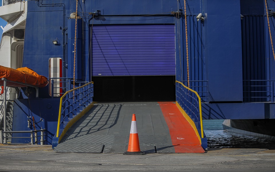 δεμένα-τα-πλοία-στο-λιμάνι-του-πειραιά-562107844