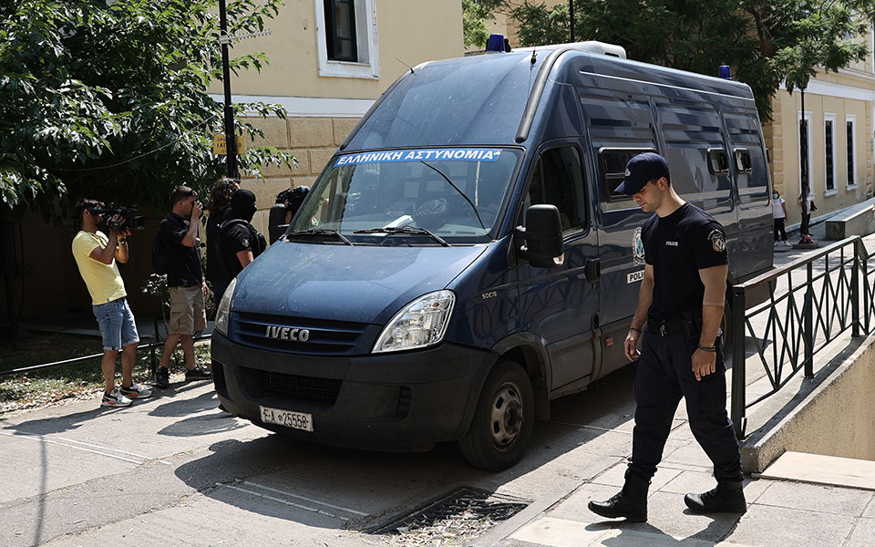 πισπιρίγκου-καλείται-σε-απολογία-για-562095619