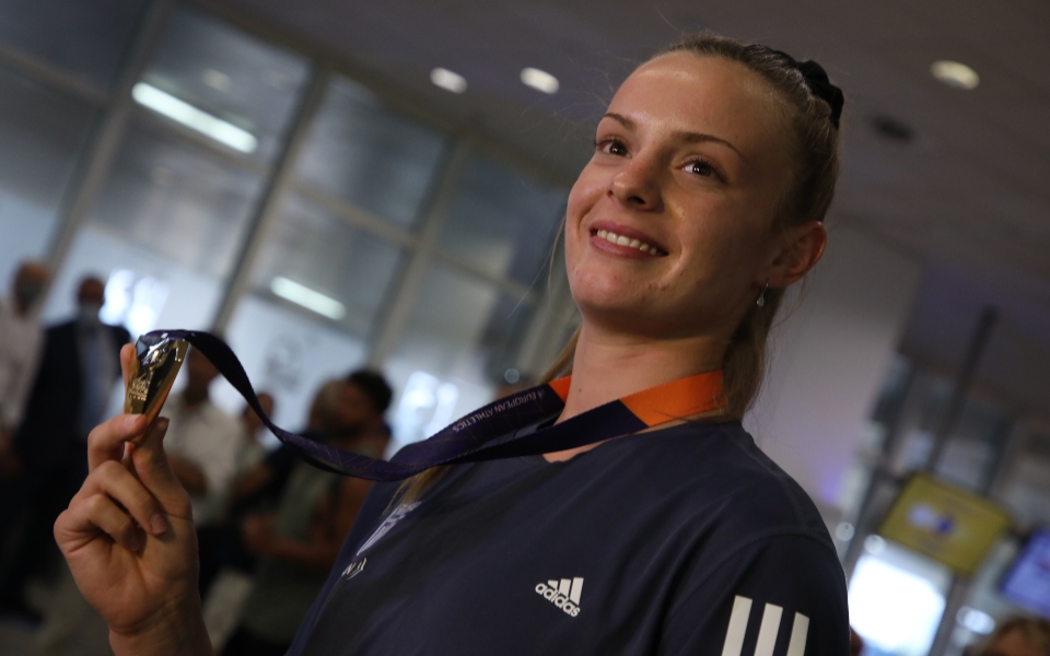 ελίνα-τζένγκο-στην-τελική-τριάδα-για-κ-562079395