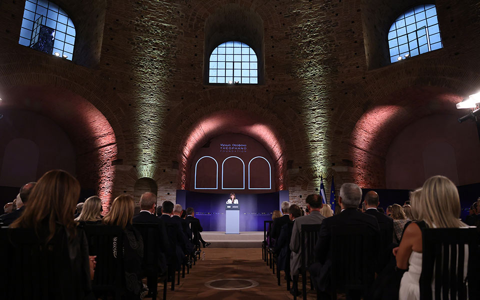 αυτοκράτειρα-θεοφανώ-στον-κορυφαί-562087198