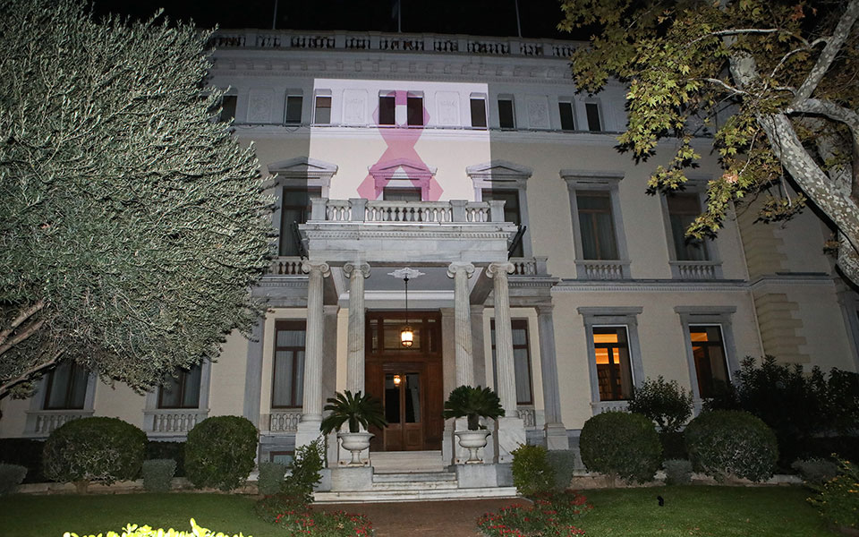 Παγκόσμια ημέρα κατά του καρκίνου του μαστού: To Προεδρικό Μέγαρο φωταγωγήθηκε με τη ροζ κορδέλα-1