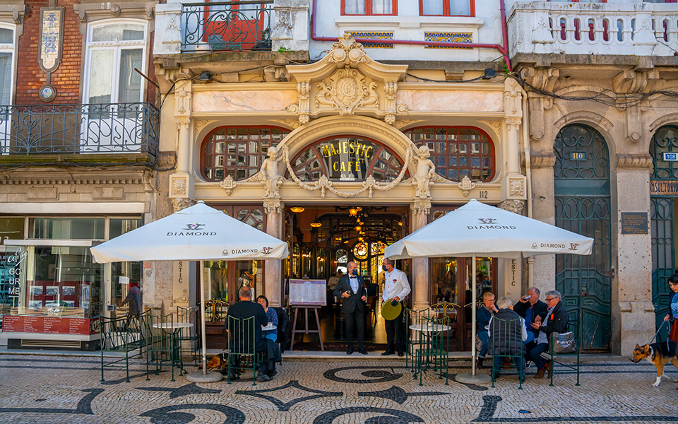 και-βίκινγκς-και-αρ-νουβό-και-δρόμοι-τ-562092067