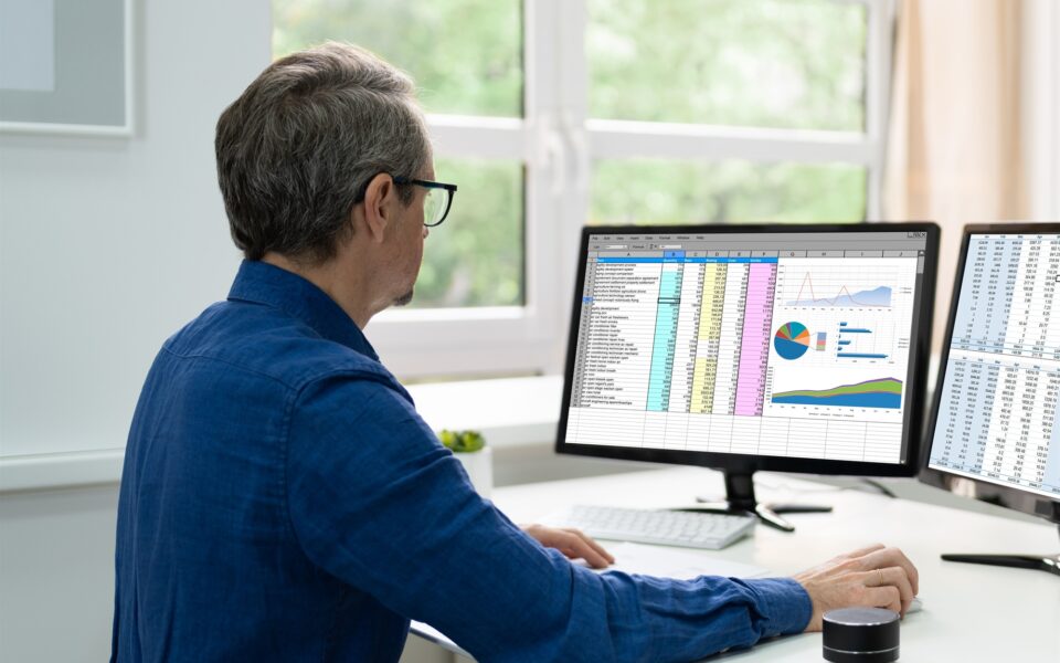 πιέσεις-για-αυξήσεις-μισθών-στην-ευρώ-562086310