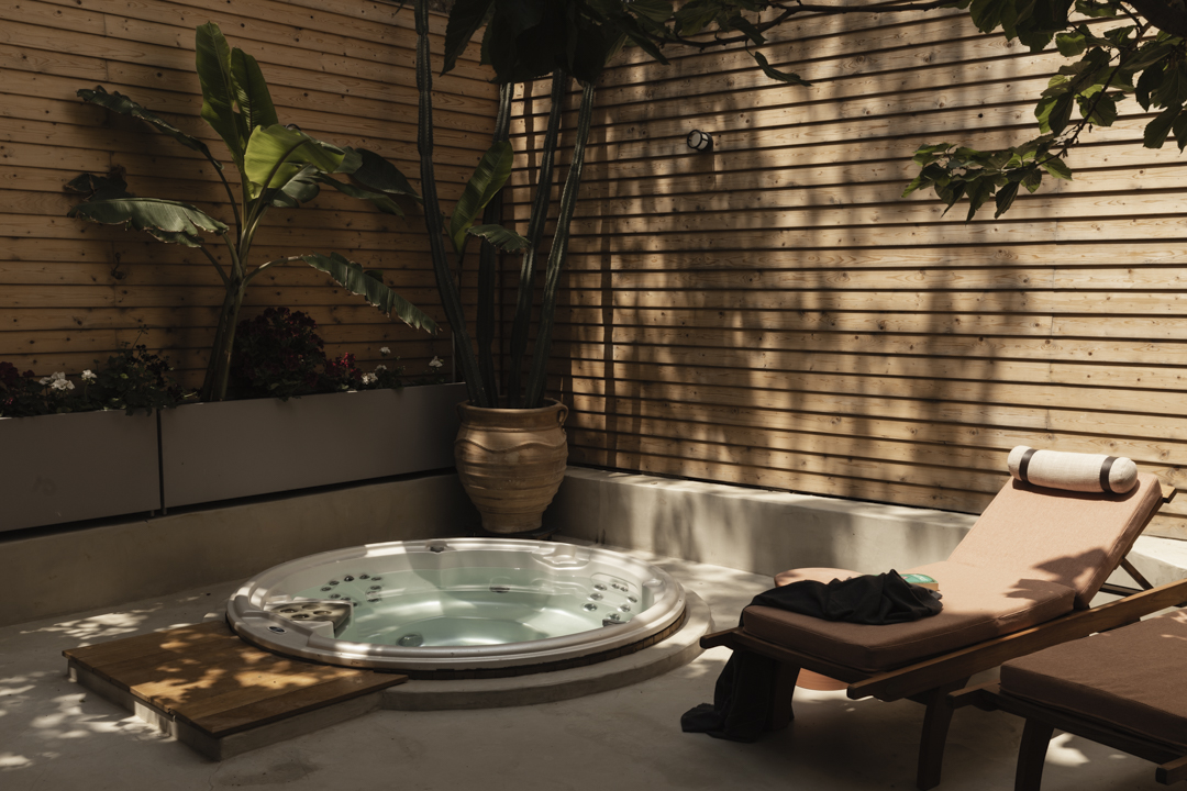 Τα Eξάρχεια ανθίζουν πίσω από τις λαμαρίνες-4