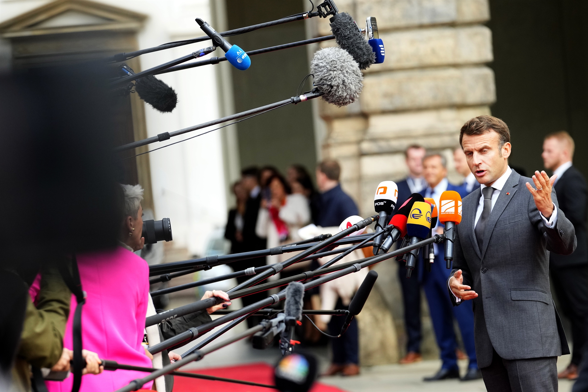 nτεμπούτο-επκ-στην-πράγα-εν-μέσω-πολέμο-562080178