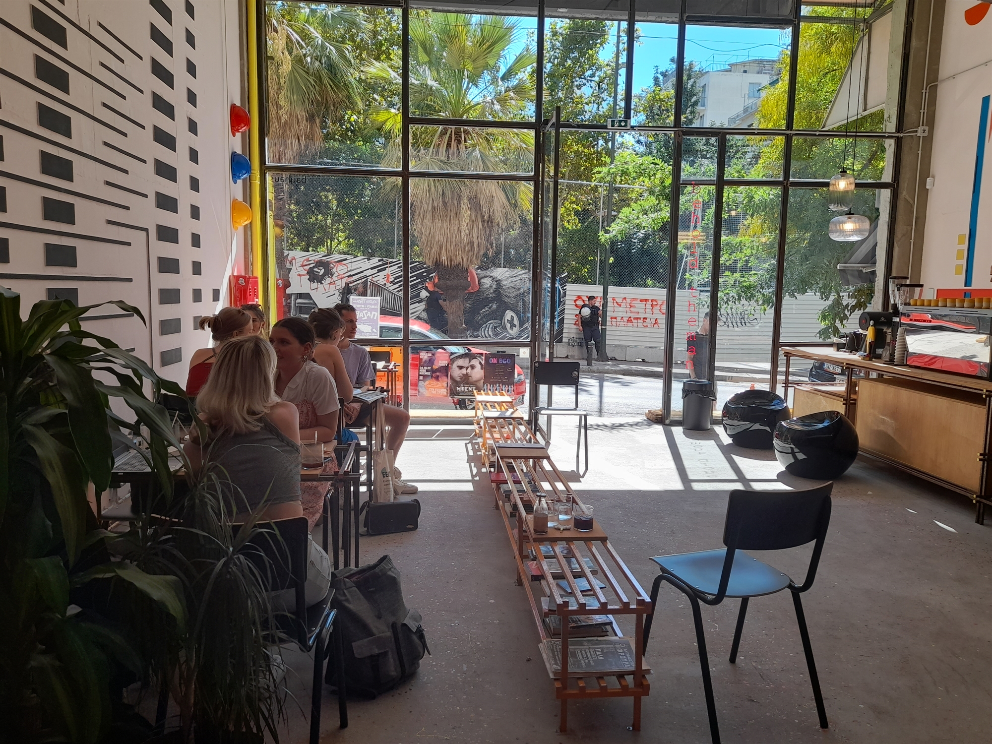 τα-eξάρχεια-ανθίζουν-πίσω-από-τις-λαμαρ-562082521