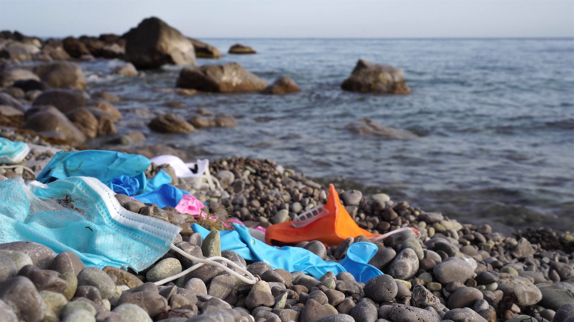 μάσκες-και-γάντια-σε-θάλασσες-και-ακτέ-562112497