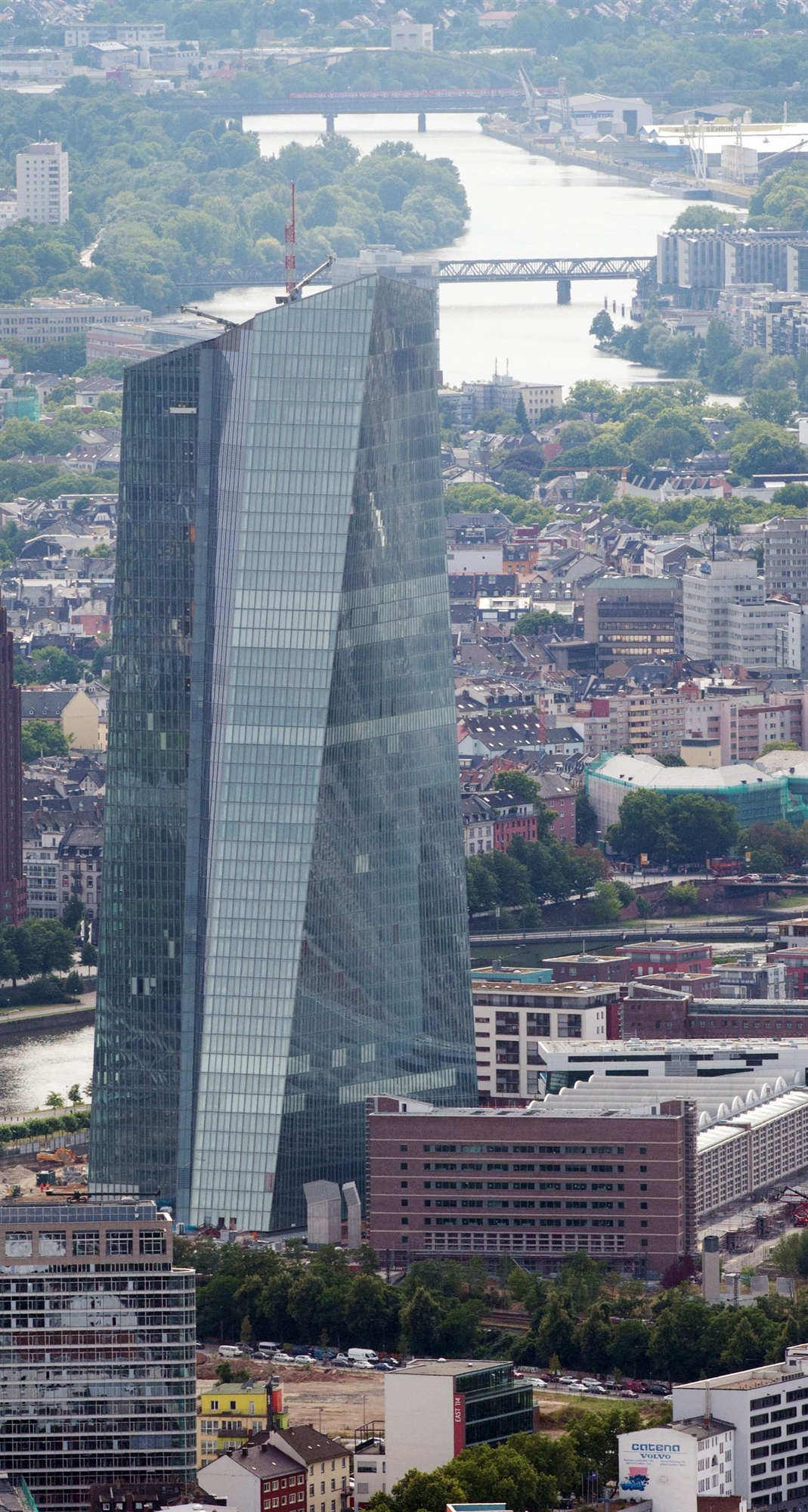 η-εκτ-ακροβατεί-μεταξύ-ύφεσης-και-υψηλ-562071958