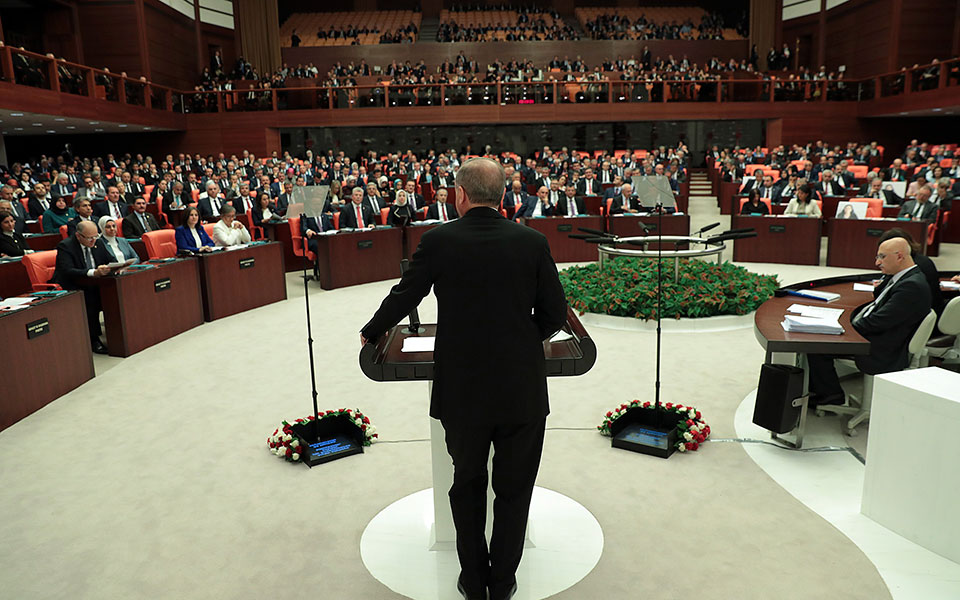 τουρκία-ναι-του-κοινοβουλίου-σε-νομ-562090660