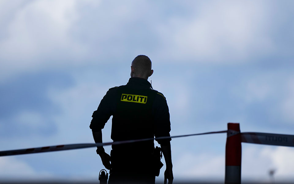 δανία-άνδρας-οπλισμένος-με-μαχαίρι-μπ-562081627