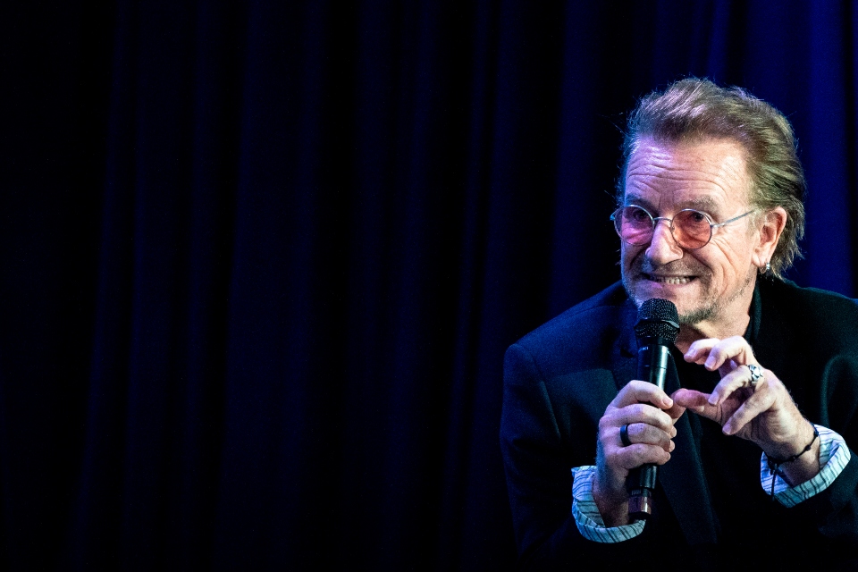 ο-bono-ζητά-συγγνώμη-που-το-2014-βρεθήκατε-όλο-562108261