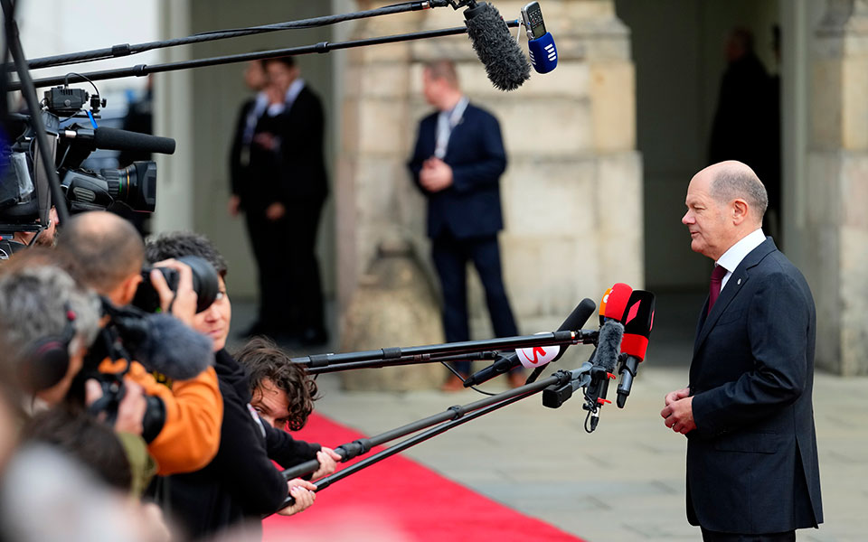 η-γαλλογερμανική-ατμομηχανή-παγώνε-562080796