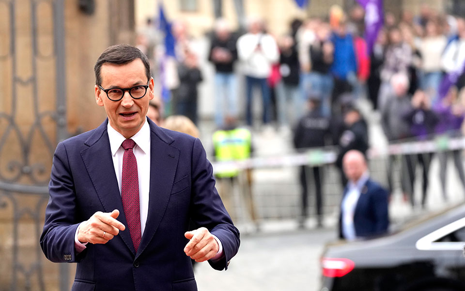 πολωνία-η-βαρσοβία-συστήνει-στους-πολ-562085257