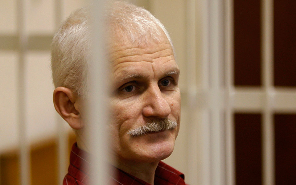 βραβείο-νομπέλ-ειρήνης-με-φόντο-τον-πό-562083295