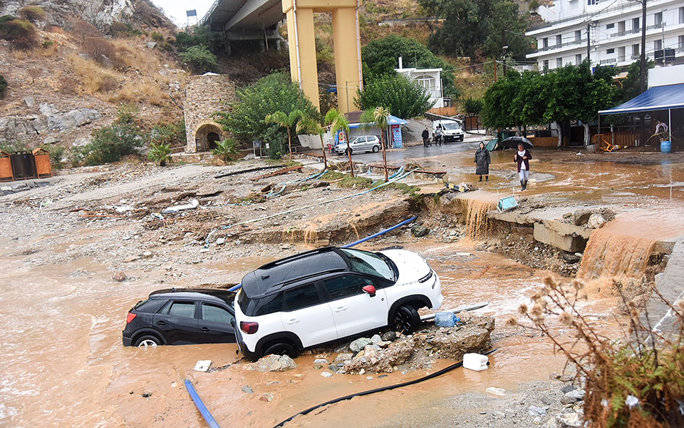 Κακοκαιρία στην Κρήτη: Συνεχίζονται οι έρευνες για την αγνοούμενη – Εικόνες βιβλικής καταστροφής-1