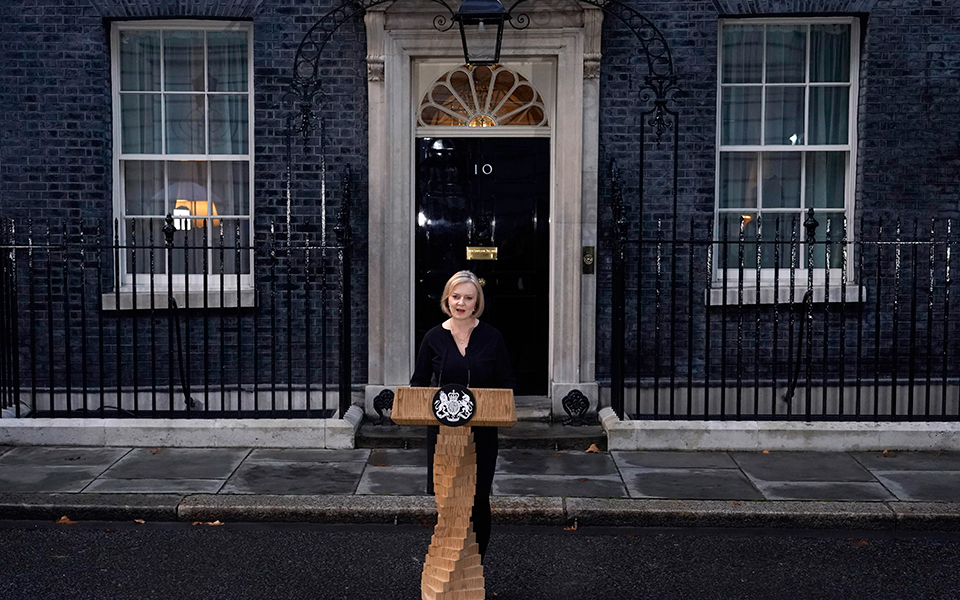 βρετανία-η-λιζ-τρας-παραιτήθηκε-από-πρ-562100830