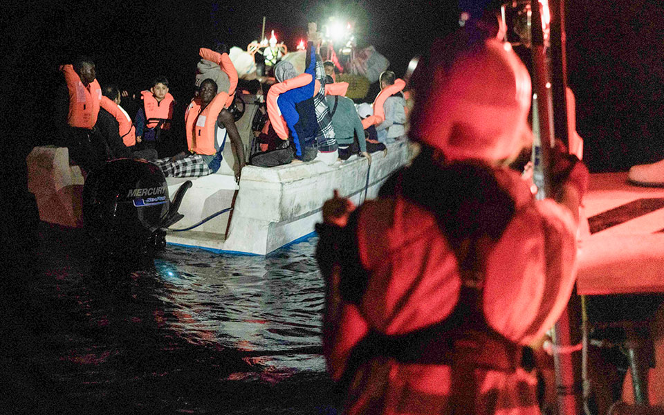 ιταλία-ανετράπη-πλεούμενο-στα-ανοικτ-562105624