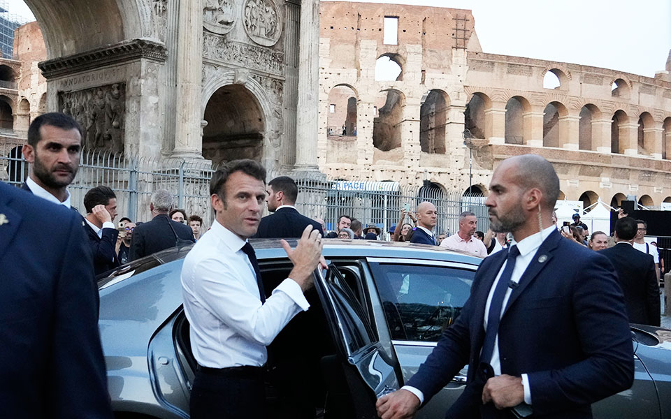 αναγκαστική-προσέγγιση-μακρόν-μελό-562107808