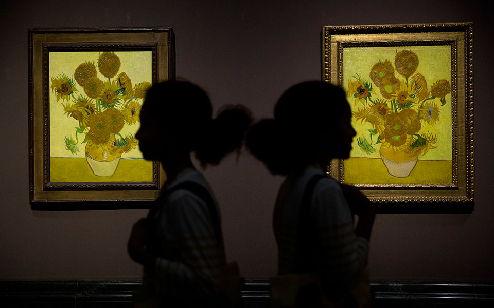 λονδίνο-ακτιβίστριες-έριξαν-ντοματό-562091980