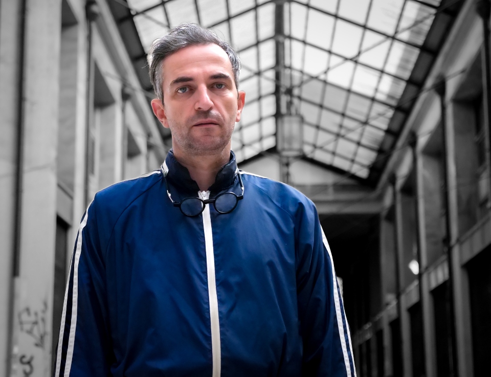 Άρης Σερβετάλης στην «Κ»: «Όταν δεν είχα Θεό, ήμουν καταστροφή»-3