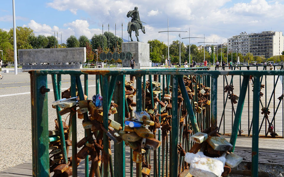 τα-λουκέτα-της-αγάπης-στην-παραλία-της-562084111