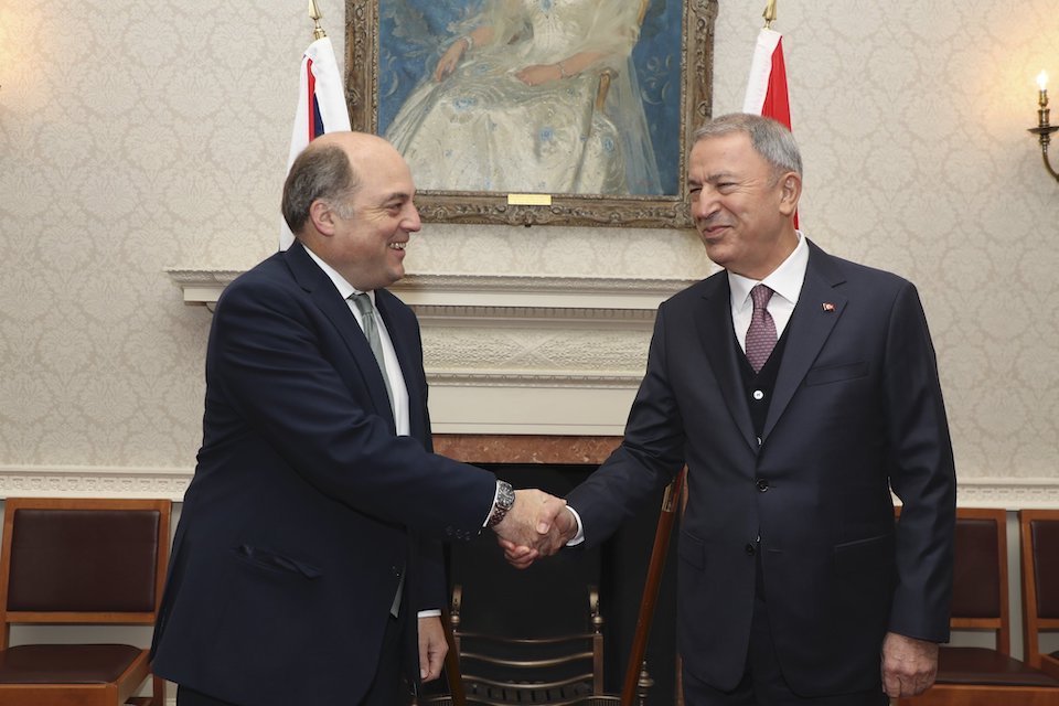 χουλουσί-ακάρ-επίσκεψη-στο-λονδίνο-με-562079926