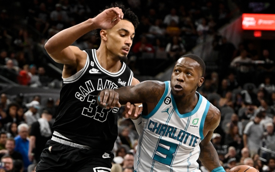 nba-εύκολη-νίκη-για-τους-χόρνετς-στο-σαν-α-562100623