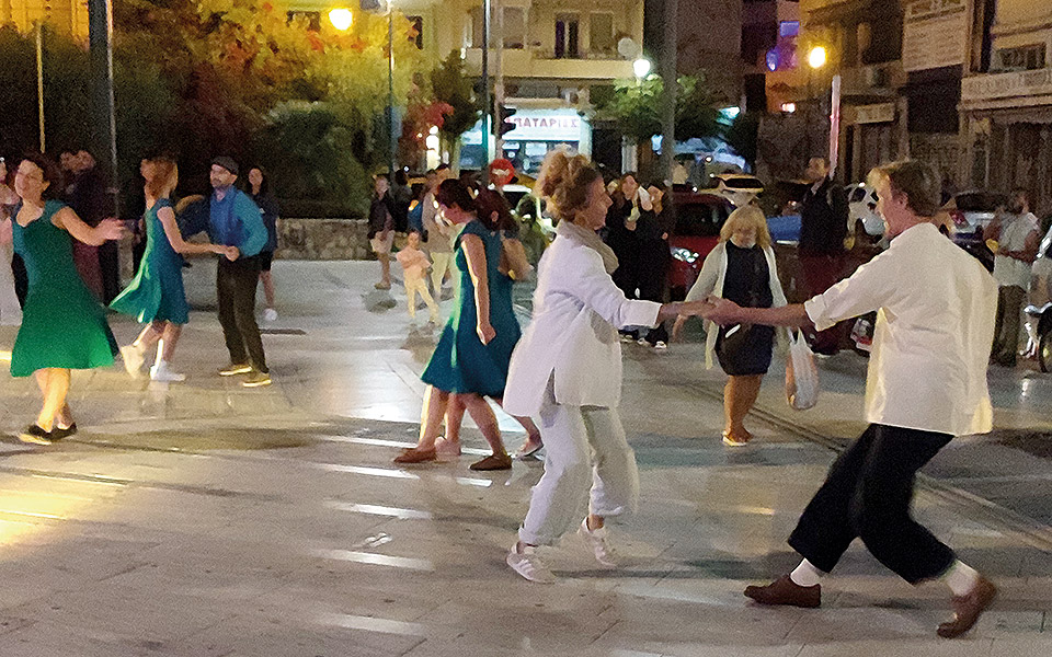 δρομολόγια-κουβέντες-μέσα-στο-τρόλεϊ-562088536