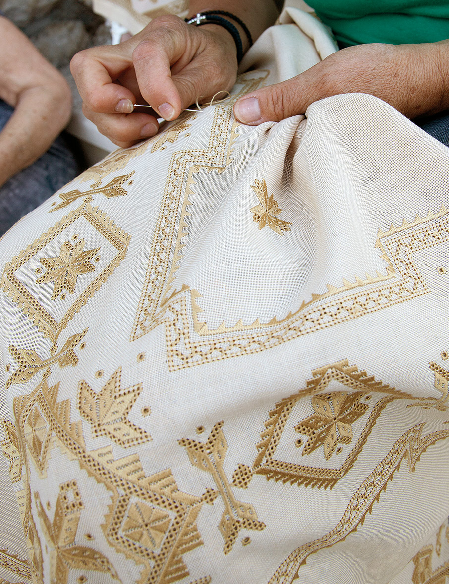 Η καρσάνικη βελονιά της Λευκάδας φέρνει την παράδοση στο σήμερα-5