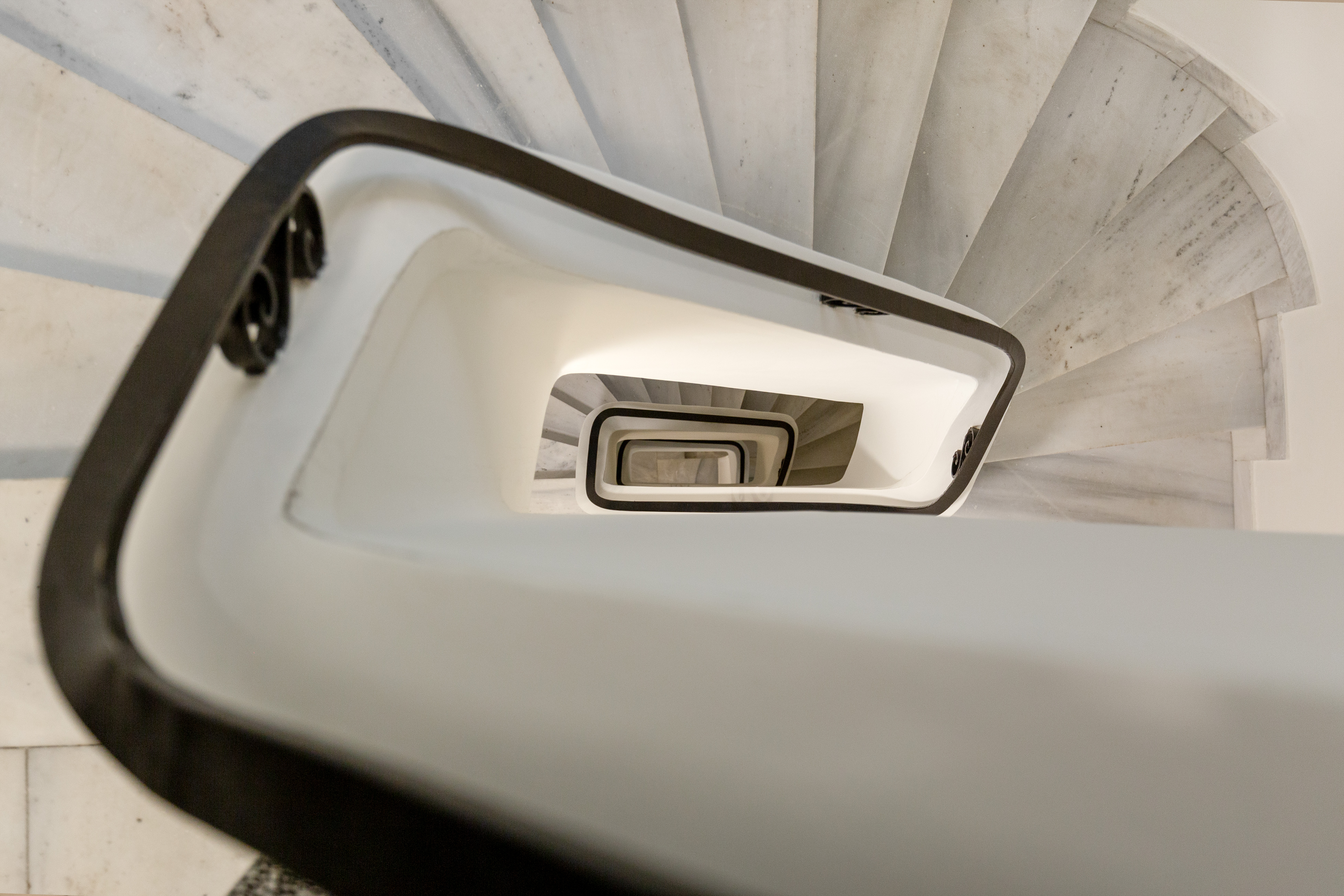 Τα Eξάρχεια ανθίζουν πίσω από τις λαμαρίνες-10