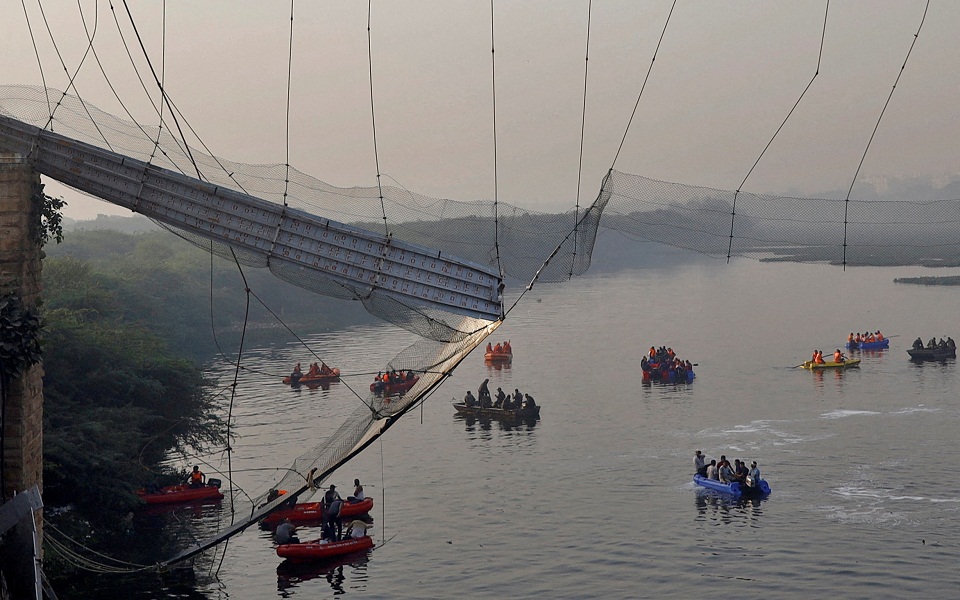 ινδία-132-νεκροί-από-κατάρρευση-κρεμαστ-562115476