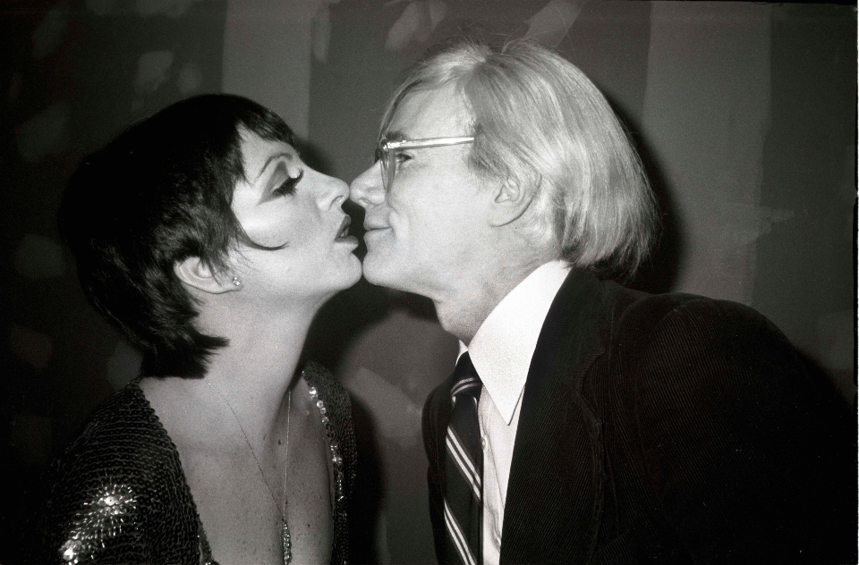 κανείς-δεν-ξέφυγε-από-τον-φακό-του-γουί-562079551